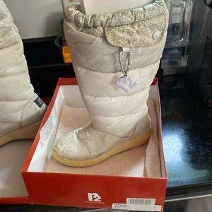 R2 foot wear size 8 McKenzie White boots